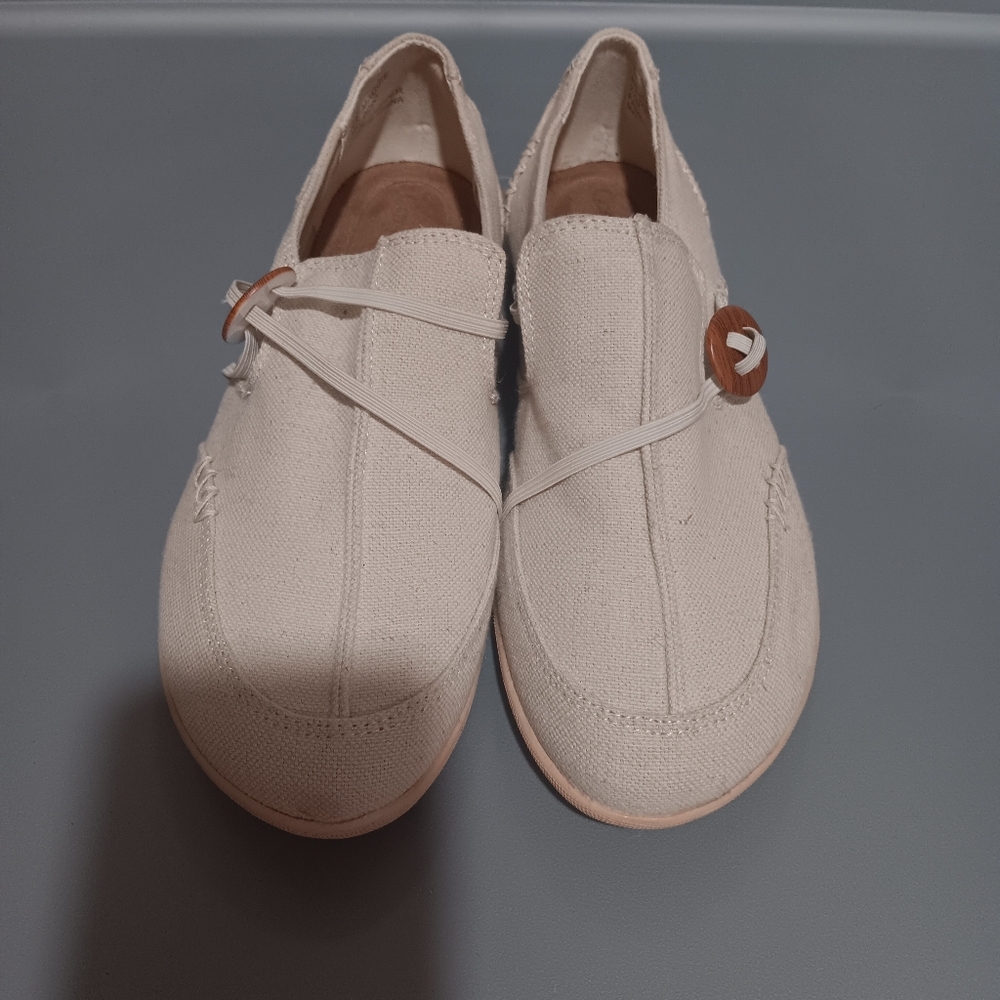 Comfort Ease Size 7.5 M cream color